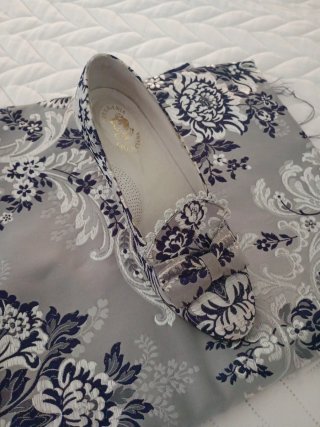 Falda fallera, zapatos y tela corpiño