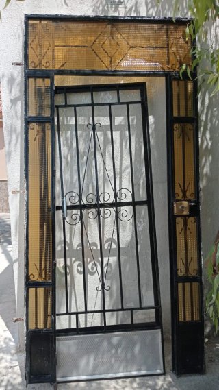 Cancela de entrada con rejas y cristal