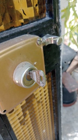 Cancela de entrada con rejas y cristal