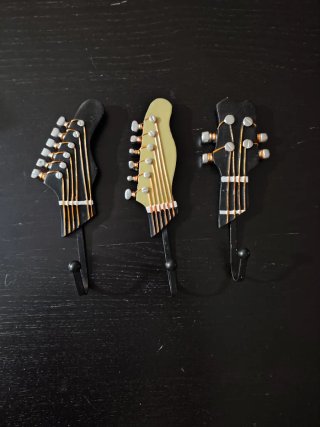 Percheros Guitarra Negro y Dorado