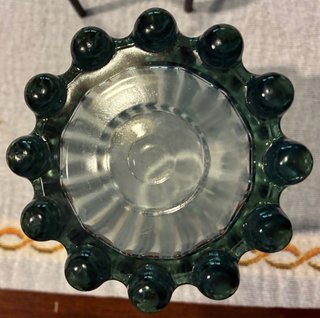 Vaso in vetro con supporto in metallo
