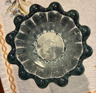 Vaso in vetro con supporto in metallo
