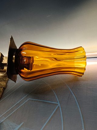 Aplique, lámpara de forja y cristal ámbar.