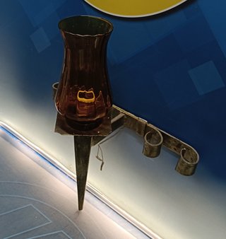 Aplique, lámpara de forja y cristal ámbar.