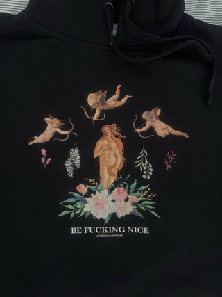 Sudadera corta negra con estampado
