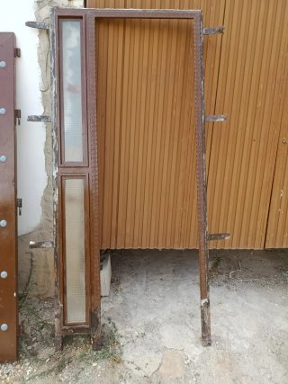 Puerta marrón con adornos metálicos