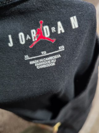 Camiseta Negra con Estampado Gráfico