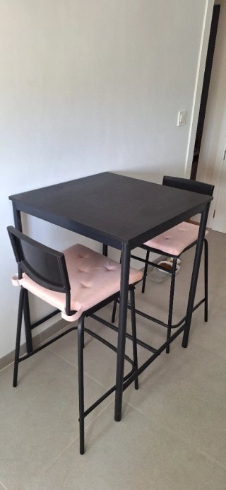 Mesa alta y 2 taburetes