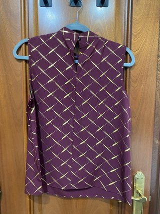 Camisa morada con estampado dorado
