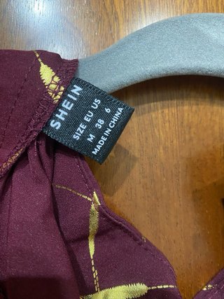 Camisa morada con estampado dorado