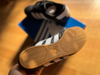Zapatillas Adidas Negras y Blancas