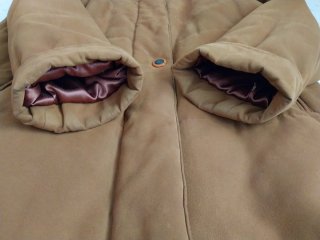 Abrigo acolchado símil piel ante con capucha