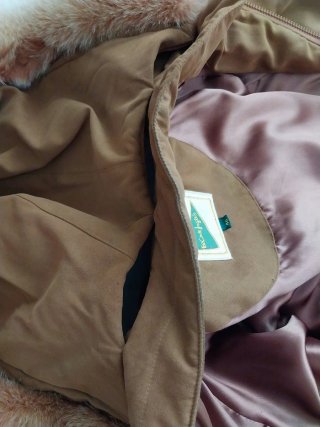Abrigo acolchado símil piel ante con capucha