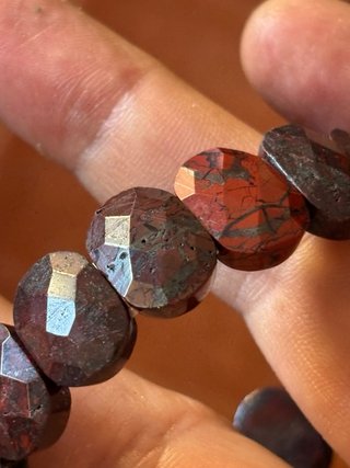 Pulsera de piedras de jaspe rojo facetadas