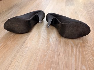 Zapatos de tacón negros con abalorios