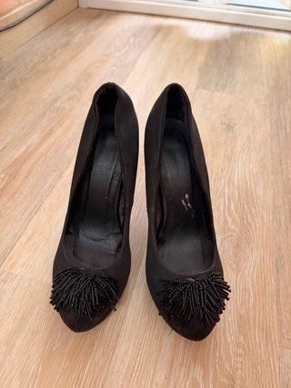 Zapatos de tacón negros con abalorios