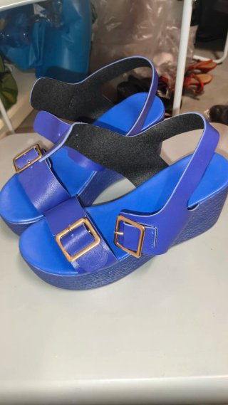 Sandalias cuña azul con hebillas doradas