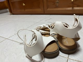 Sandalias blancas con cordones