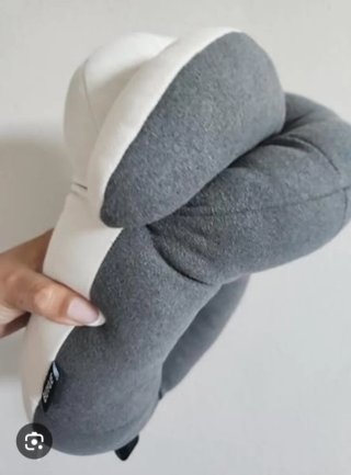 Almohada de viaje BUYUE gris y blanca. Cuello o