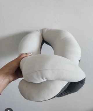 Almohada de viaje BUYUE gris y blanca. Cuello o