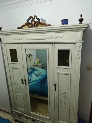 Mueble tocador antiguo con espejo