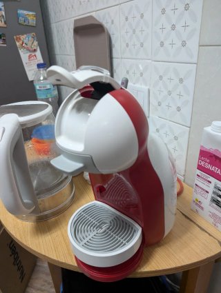 Cafetera Dolce Gusto Roja y Blanca