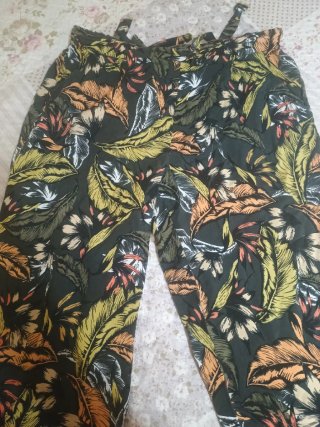 Pantalones estampados hojas verdes