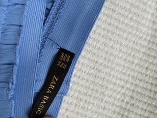 Falda midi plisada azul Zara