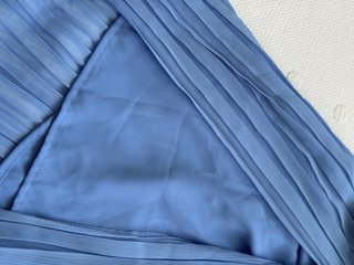 Falda midi plisada azul Zara