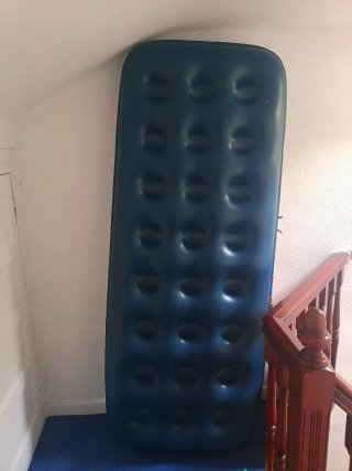Colchoneta y hamaca azul