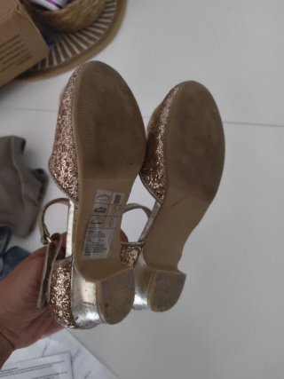 Zapatos de princesa dorados con purpurina