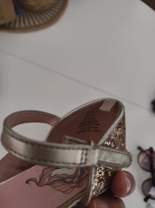 Zapatos de princesa dorados con purpurina