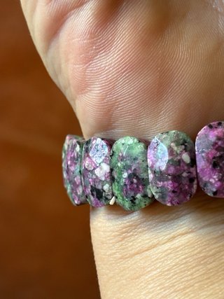 Pulsera de rubí en zoisita