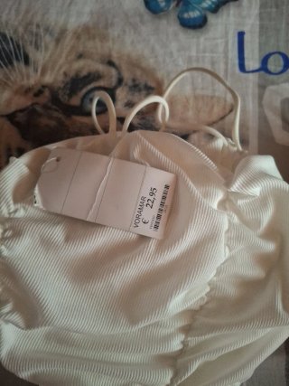 Vestiti a pieghe rosa e bianco