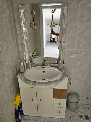 Mueble de baño con espejo y lavabo