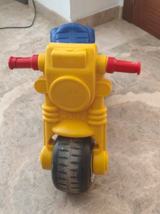 Moto de juguete amarilla y azul