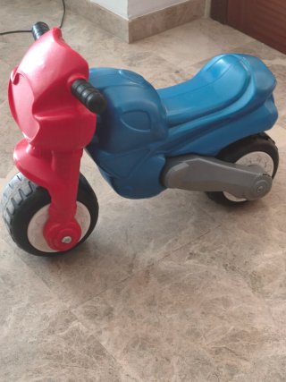 Moto de juguete amarilla y azul