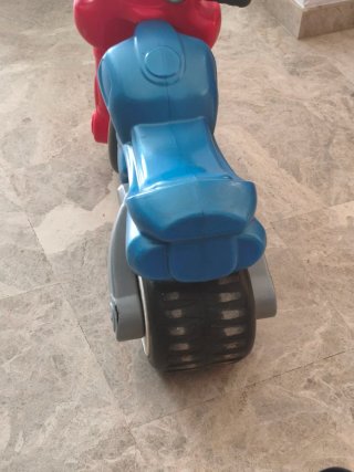 Moto de juguete amarilla y azul