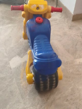 Moto de juguete amarilla y azul