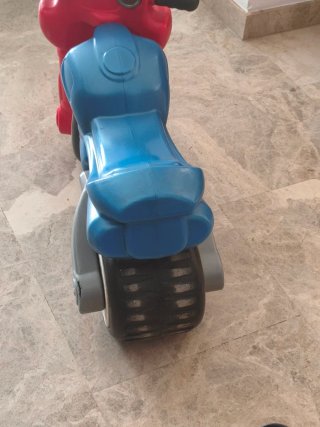 Moto de juguete amarilla y azul