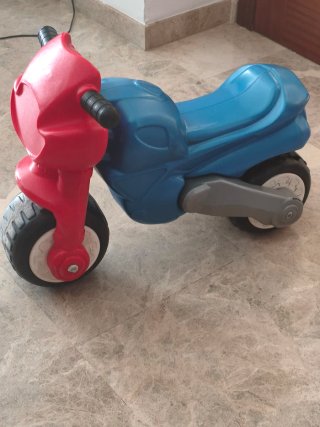 Moto de juguete amarilla y azul