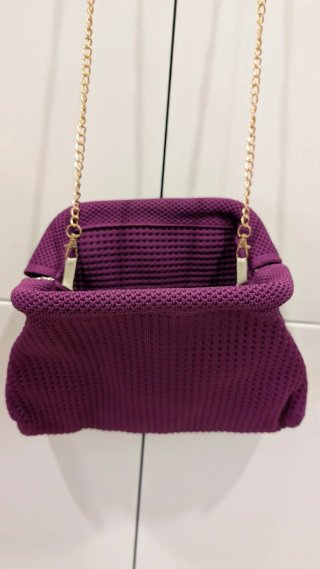 Bolso morado crochet con cadena dorada