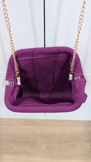 Bolso morado crochet con cadena dorada