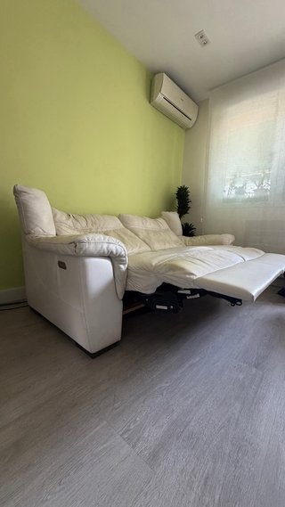 Sofá Natuzzi 3 plazas con relax cuero blanco