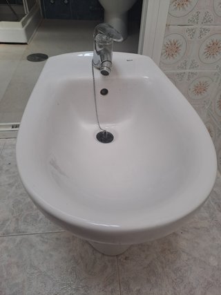 Bidé de baño blanco con grfo