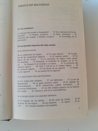 Libro tapa dura azul con logo FGC