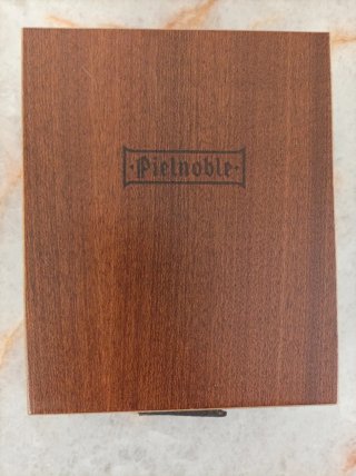 Bonita caja de madera con detalles de cuero