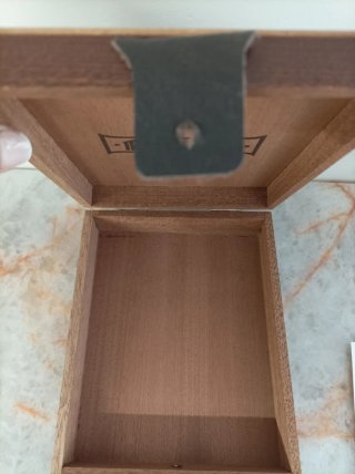 Bonita caja de madera con detalles de cuero