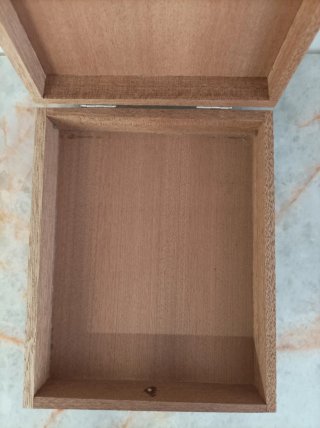 Bonita caja de madera con detalles de cuero