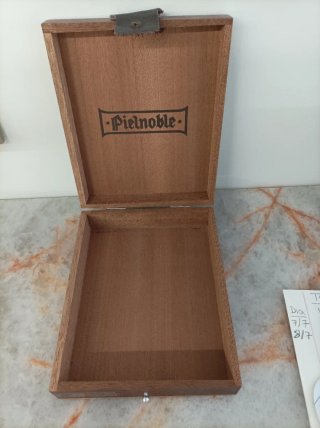 Bonita caja de madera con detalles de cuero